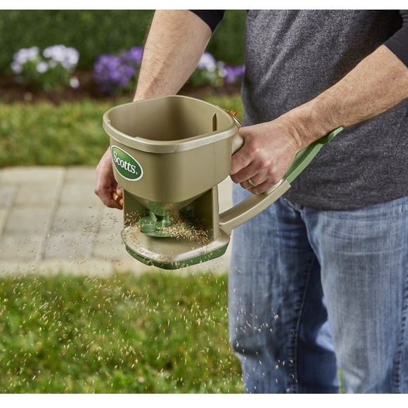 Scotts Whirl Hand-Powered Spreader - Picture 2 of 9